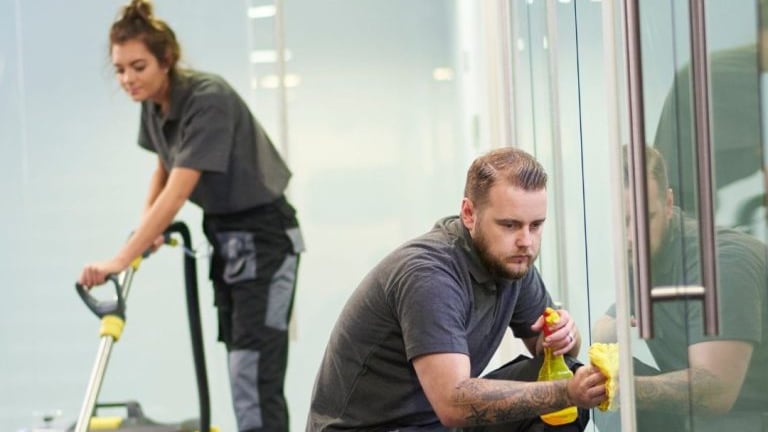 Équipe 1TENDANCE SERVICES au travail dans le patio d'un immeuble de bureaux