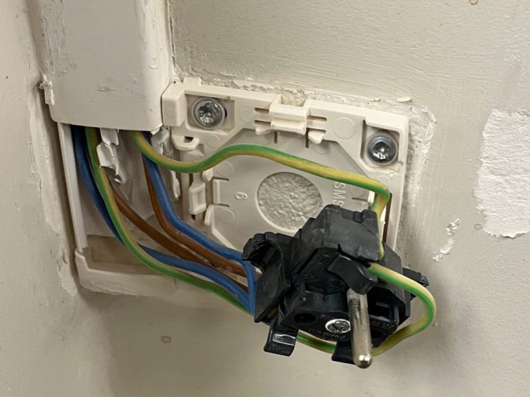 Technicien de maintenance intervenant sur une panne dans un bâtiment tertiaire