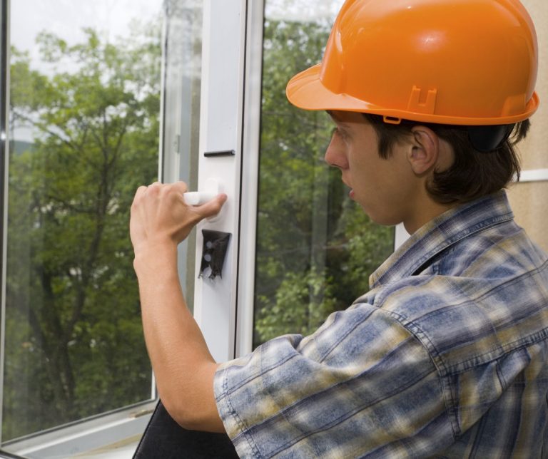 Agent de maintenance effectuant une ronde technique de contrôle dans un bâtiment professionnel